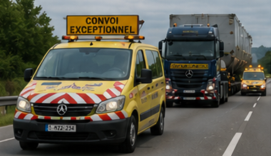 Pojazdy pilotujące towarzyszące konwojowi ponadgabarytowemu na europejskiej autostradzie
