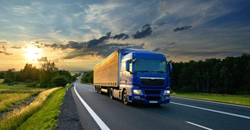 Transport drogowy w Europie: ciężarówki i auta dostawcze na autostradzie podczas operacji logistycznych
